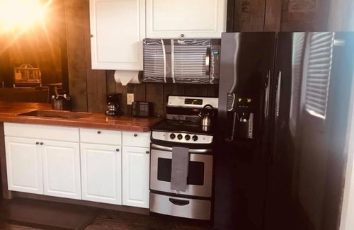Logan Apartment | Hocking Hills Rusty Loft - Fireplace - GameRoom - Kitchen - Downtown Logan