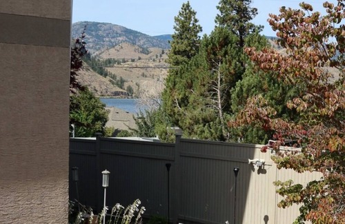 Okanagan-Similkameen House | Hody House - Beautiful Salt Water Pool & Games Room
