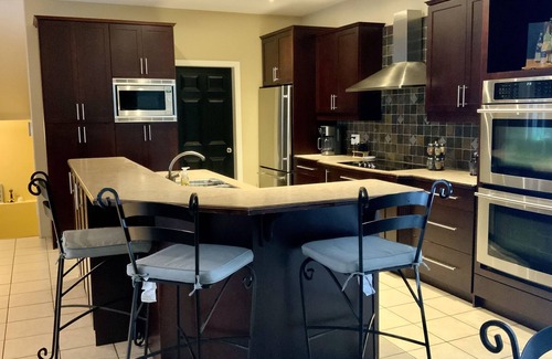 Okanagan-Similkameen House | Hody House - Beautiful Salt Water Pool & Games Room