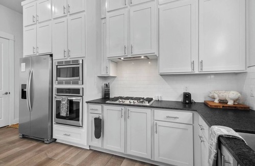 Fayetteville House | Hog Heaven-Steps from DT Fayetteville-Sleeps 8