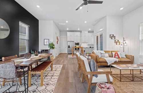 Fayetteville House | Hog Heaven-Steps from DT Fayetteville-Sleeps 8