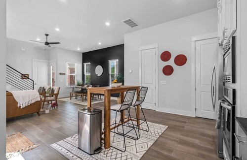 Fayetteville House | Hog Heaven-Steps from DT Fayetteville-Sleeps 8