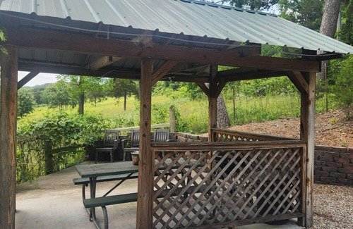 Eminence Cottage | Hogan's Hideout Duplex #15, Cozy, Private cottage!
