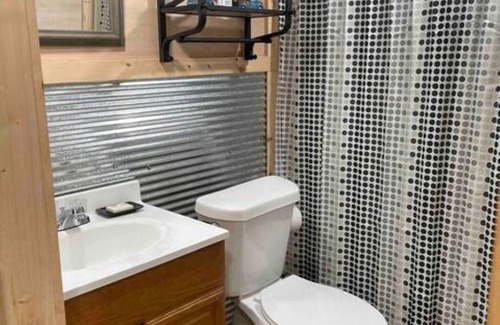 Eminence Cabin | Hogan's Hideout Garage Apartment, cozy, private Cabin
