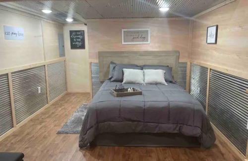 Eminence Cabin | Hogan's Hideout Garage Apartment, cozy, private Cabin