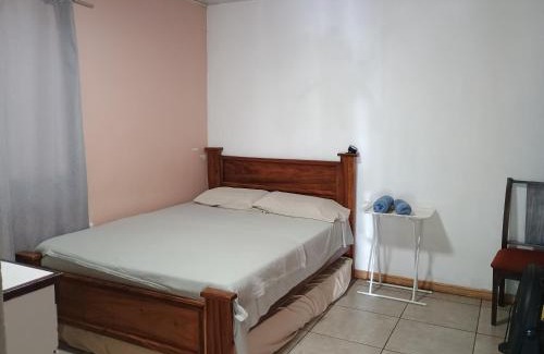 Alajuela House | Hogar tico-estadounidense cerca de aeropuerto