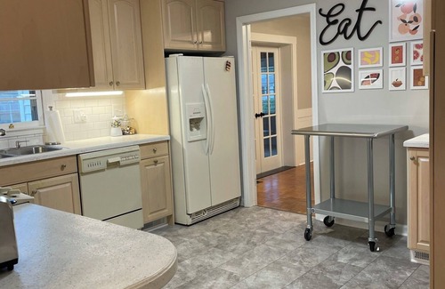 Miller Southside House | HOKIE TAILGATE HEAVEN - Walking distance to stadium, campus, and downtown