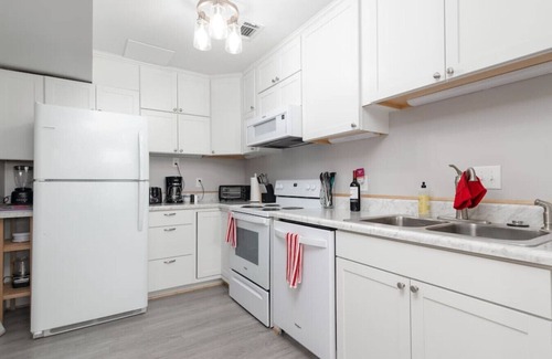 Grissom - Highland Apartment | Hokie Townhouse Amazing Location + Pool Access