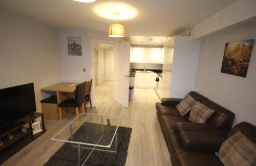 Yiewsley Apartment | Holden Court Apartments - Apt 3