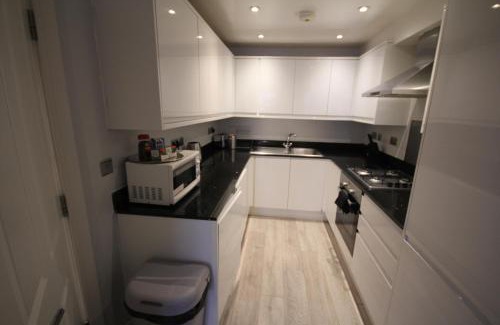 Yiewsley Apartment | Holden Court Apartments - Apt 3
