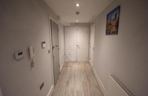 Yiewsley Apartment | Holden Court Apartments - Apt 3