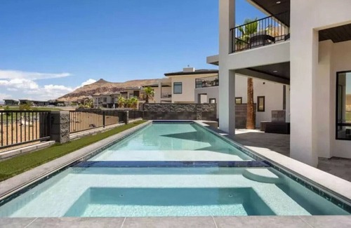 Hurricane House | Hole In One ~ Luxury Retreat ~ Scenic Views ~ Pool