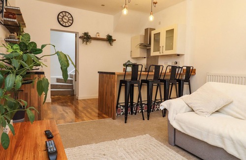 Bont Newydd Cottage | HOLE IN THE WALL, romantic, country holiday cottage in Caernarfon