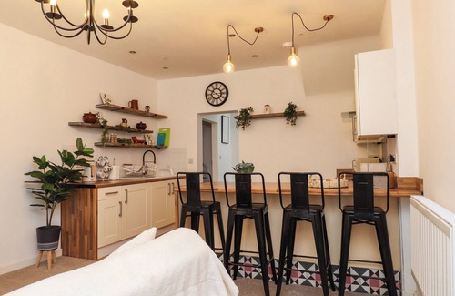 Bont Newydd Cottage | HOLE IN THE WALL, romantic, country holiday cottage in Caernarfon