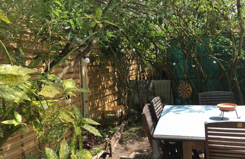 Sainte-Genevieve-des-Bois House | Holiday Home 'Jardin Proche Paris' with Private Garden, Wi-Fi and Air Conditioning