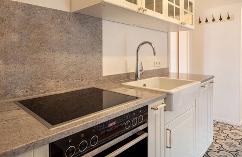 Oberrotweil Apartment | Holiday Apartment 'Veilchen' with Shared Garden, Balcony and Wi-Fi