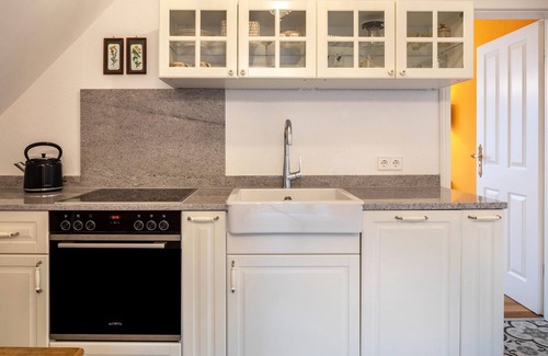Oberrotweil Apartment | Holiday Apartment 'Veilchen' with Shared Garden, Balcony and Wi-Fi