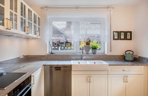 Oberrotweil Apartment | Holiday Apartment 'Hortensie' with Private Garden, Balcony and Wi-Fi