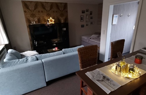Burg Apartment | Holiday Apartment 'Kompass Oase' with Private Terrace, Private Garden and Wi-Fi