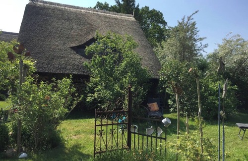 Klockenhagen Apartment | Holiday Apartment 'Koras Dachkammer' with Private Garden