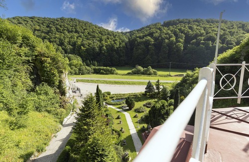 Bad Urach Apartment | Holiday Apartment 'Romance in the Castle' with Mountain View