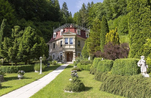 Bad Urach Apartment | Holiday Apartment 'Romance in the Castle' with Mountain View