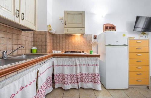 Sant'Anna Arresi Apartment | Holiday Apartment "Sapposentu de Dinu" with Wi-Fi, Terrace & Garden