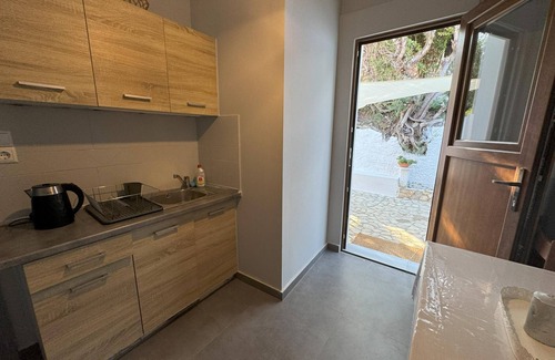 Kompi Apartment | Holiday apartment above the beautiful Peroulia beach, wifi | Messenia, Peloponne