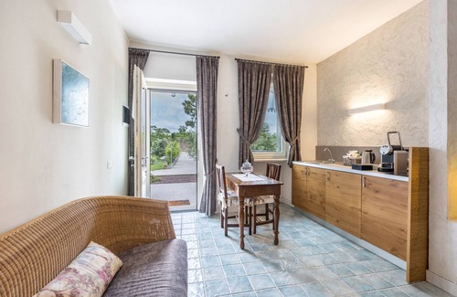 Sona Apartment | Holiday Apartment "Agriturismo Tenuta Corte Tese 2" with Shared Garden & Wi-Fi