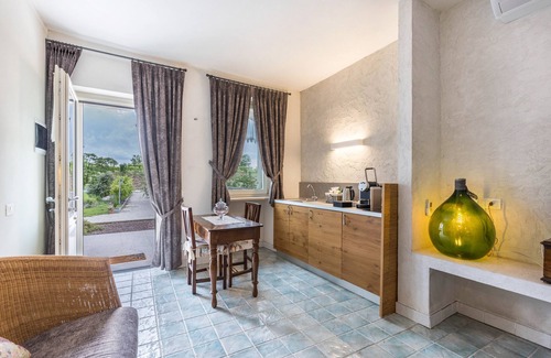 Sona Apartment | Holiday Apartment "Agriturismo Tenuta Corte Tese 2" with Shared Garden & Wi-Fi