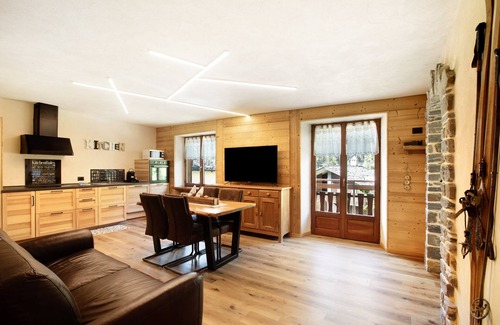 Courmayeur Apartment | Holiday Apartment 'Aiguille Noire La Maison de Courma' with Mountain View & Wi-Fi