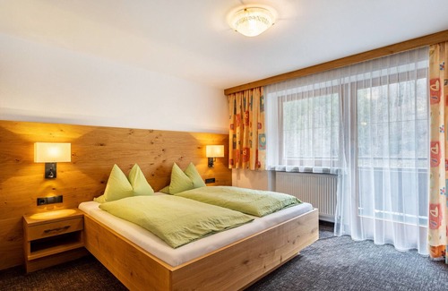Lanersbach Apartment | Holiday Apartment 'Appartement Enzian' with Mountain View, Balcony & Wi-Fi