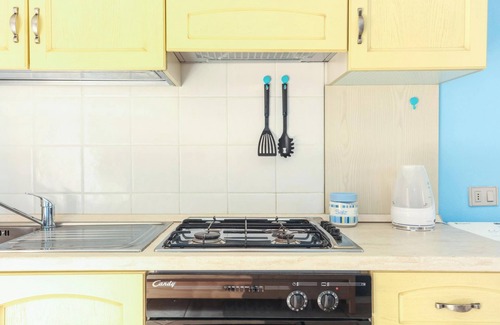 San Teodoro City Centre Apartment | Holiday Apartment "Bilocale Geranium Beach" with Terrace & Air Conditioning