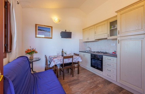 Aglientu Apartment | Holiday Apartment "Casa Ginestre" with Sea View, Shared Pool and Wi-Fi