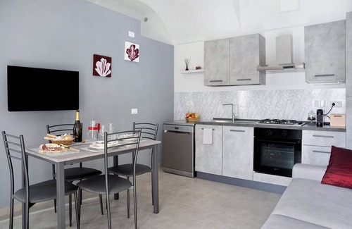 Guarene Apartment | Holiday Apartment "Casa Vacanze La Porta in Piazza" with Terrace