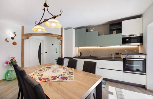 Lillianes Apartment | Holiday Apartment "Cucu - 2" with Mountain View, Private Terrace & Wi-Fi