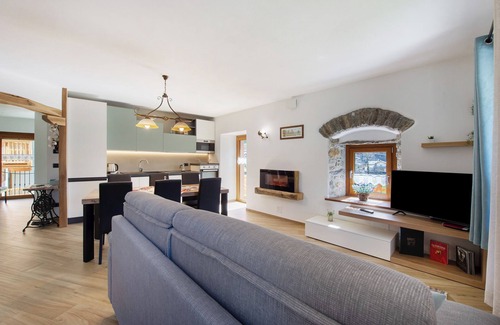 Lillianes Apartment | Holiday Apartment "Cucu - 2" with Mountain View, Private Terrace & Wi-Fi