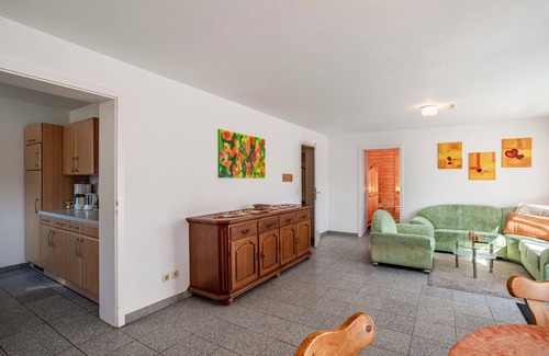 Obermusbach Apartment | Holiday Apartment 'Rosen-Ferienwohnung' with Private Terrace, Shared Garden and Wi-Fi