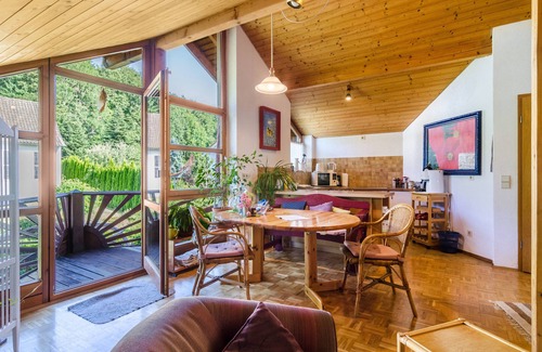 Heiligenberg Apartment | Holiday Apartment “Rose Garden” near Lake Constance with Wi-Fi & Balcony