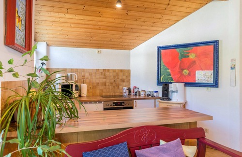 Heiligenberg Apartment | Holiday Apartment “Rose Garden” near Lake Constance with Wi-Fi & Balcony