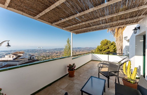 Mijas Pueblo Apartment | Holiday Apartment "Las Vistas" with Sea View, Private Terrace & Wi-Fi