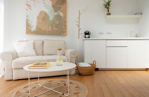 San Bartolome Apartment | Holiday Apartment 'Suite Arte Y Palmeras' with Mountain View, Shared Terrace and Wi-Fi