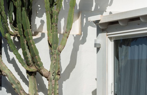 San Bartolome Apartment | Holiday Apartment 'Suite Arte Y Palmeras' with Mountain View, Shared Terrace and Wi-Fi