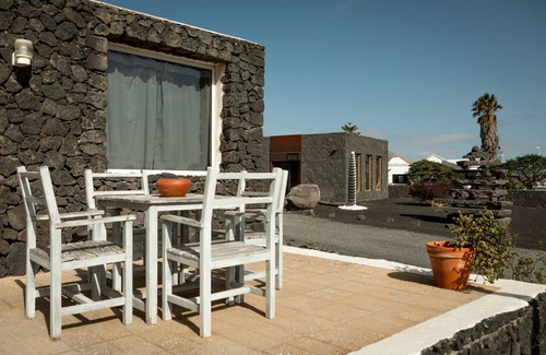 San Bartolome Apartment | Holiday Apartment 'Suite Arte y Dragos' with Mountain View, Wi-Fi and Air Conditioning