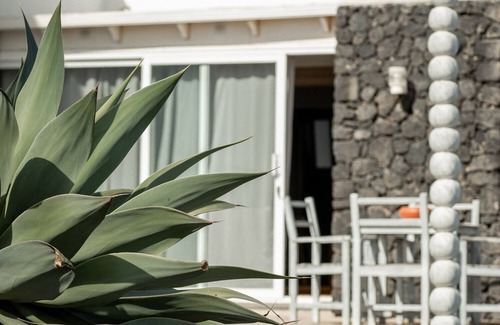 San Bartolome Apartment | Holiday Apartment 'Suite Arte y Dragos' with Mountain View, Wi-Fi and Air Conditioning