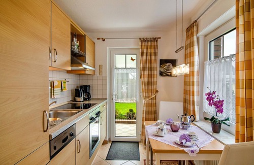 Riepe Apartment | Holiday Apartment "Gerken Amselnest" with Private Terrace, Private Garden and Wi-Fi