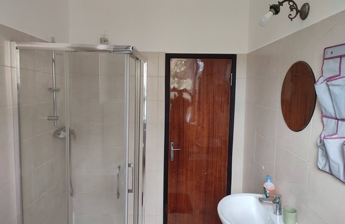 Fermo Apartment | Holiday Apartment "Hoarder's Home" with A/C