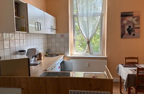 Wanheimerort Apartment | Holiday Apartment 'In Zentr Und Ruh Lage' with Balcony & Wi-Fi