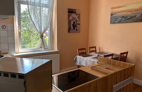 Wanheimerort Apartment | Holiday Apartment 'In Zentr Und Ruh Lage' with Balcony & Wi-Fi