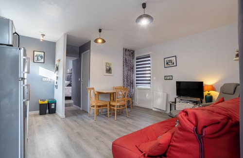 Guilvinec Apartment | Holiday Apartment "L'Eclose Ty Gwen" with Private Terrace, Shared Garden & Wi-Fi
